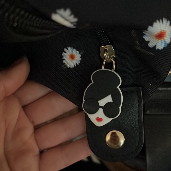 NWT Alice + Olivia Daisy Duffel bag with matching reversible hat - Picture 6 of 6